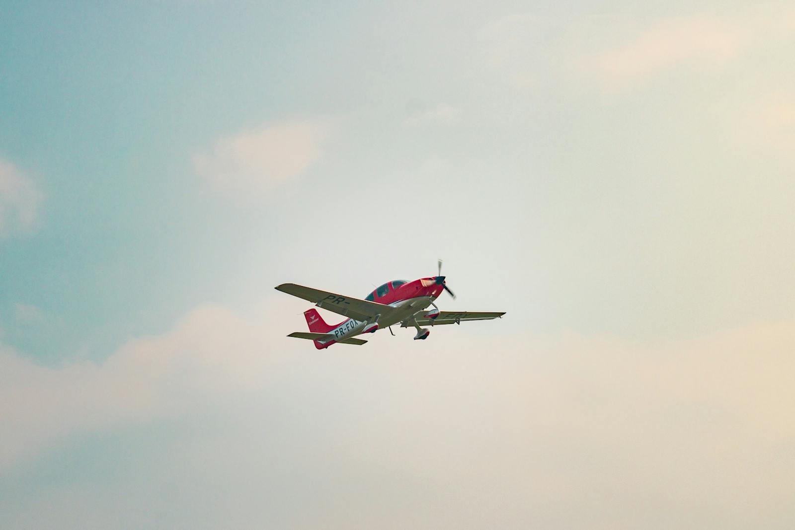 Flying Cirrus SR-22 Plane